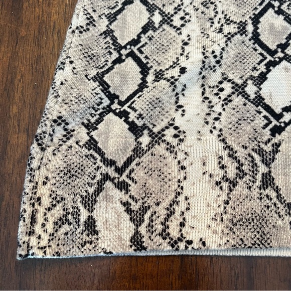 Brooks Brothers Women’s 100% Merino Wool Sleeveless Knit Snake Print Shell Sz L - Picture 3 of 5